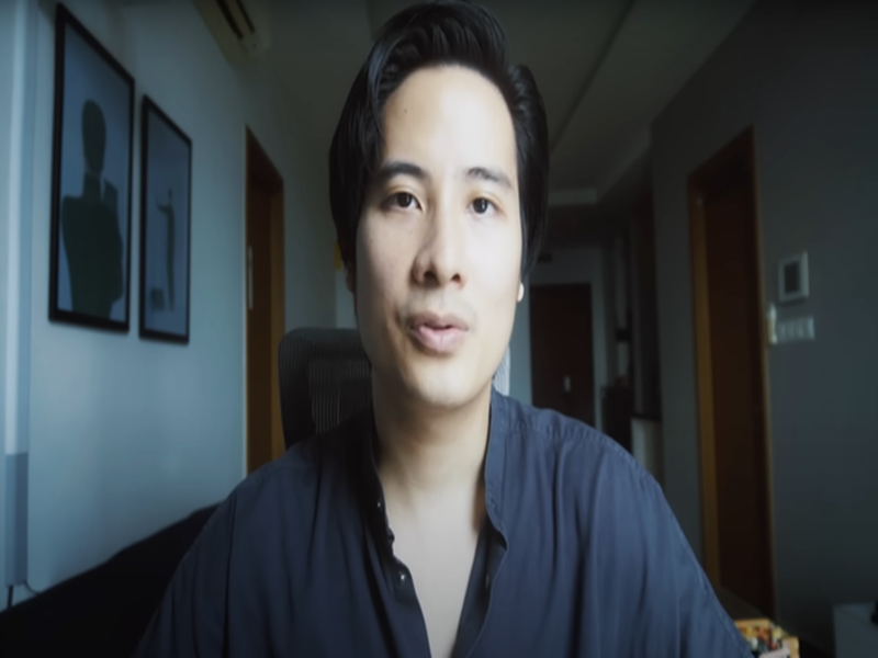 Trên Youtube, vlogger JVevermind vừa đăng tải loạt video có tựa đề: "Mình từng suýt gạt tay trúng má  Trấn Thành". Trong video, JVevermind tiết lộ, trong một dự án quảng cáo, anh bị Trấn Thành nói nặng lời vì diễn sai vài lần. Ảnh: Hoa học trò