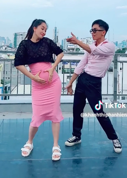 Trên trang cá nhân Tiktok,  Khánh Thi vừa chia sẻ clip nhảy cùng Phan Hiển. Thực tế, đây không phải lần đầu bà bầu đăng tải video khoe tài năng vũ đạo. Ảnh: Saostar.