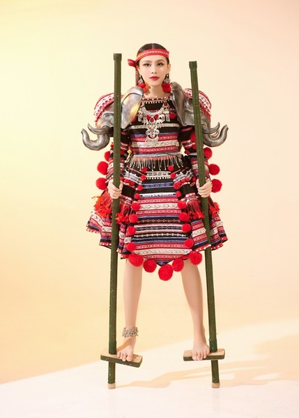  Á hậu Ngọc Hằng vừa hoàn thành phần thi National Costume ở Miss Intercontinental 2023 - Hoa hậu Liên lục địa 2023. Trang phục của đại diện Việt Nam là “Cà kheo”.