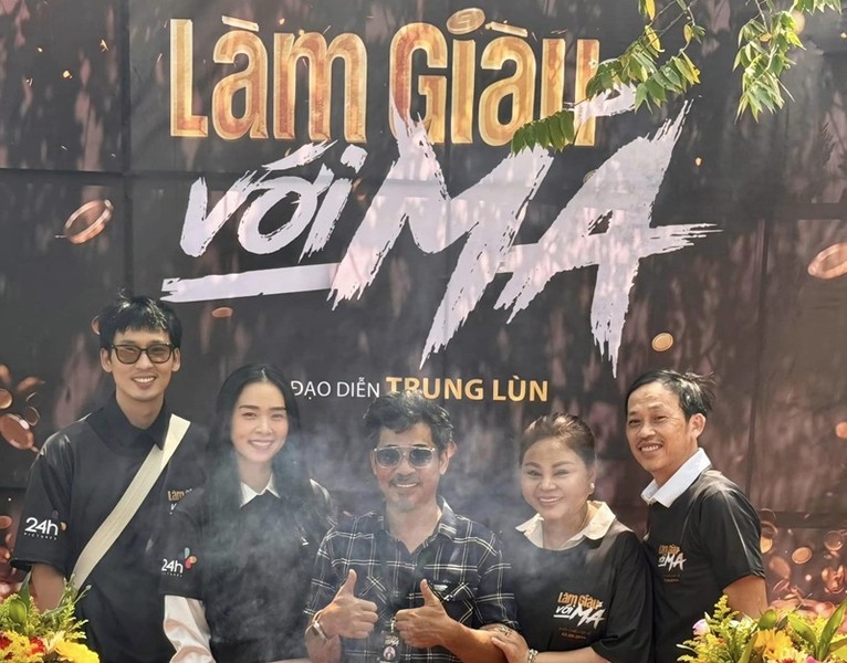  Hoài Linh vừa tham gia lễ khai máy phim điện ảnh Làm giàu với ma. Ảnh: Arttimes.