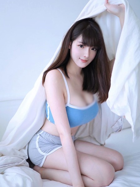 Hương Nhi (Amy) là một trong những  hot girl nổi tiếng tại Malaysia. Cô nàng có đến 1 triệu fan trên Instagram.