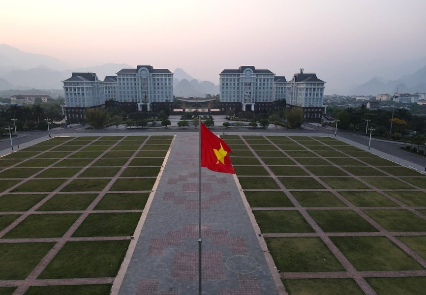 Không chỉ có khí hậu trong lành, mát mẻ với nhiều cảnh sắc đẹp nao lòng,  Lai Châu còn là nơi ghi dấu những nét văn hóa độc đáo của các dân tộc nơi đây. Trải qua 20 năm kể từ ngày thành lập tỉnh Lai Châu, thành phố Lai Châu vẫn giữ được nét đặc trưng của một thành phố vùng cao hùng vĩ, nhưng cũng đã có bước phát triển và thay đổi đáng kể, tạo nên một bức tranh hiện đại, hấp dẫn. Quảng trường nhân dân và Trung tâm hành chính tỉnh Lai Châu.