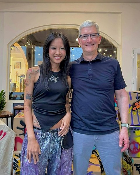 Trên trang cá nhân Instagram,  rapper Suboi khoe loạt ảnh gặp CEO Apple - ông Tim Cook. Nữ rapper bày tỏ rằng được trò chuyện trực tiếp cùng vị tỷ phú công nghệ là điều vô cùng tuyệt vời. Ảnh: Instagram.