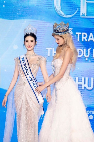  Ý Nhi vừa nhận sash đại diện Việt Nam ở Miss World 2025 - Hoa hậu Thế giới 2025.