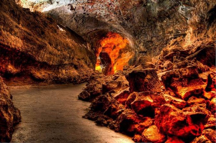 La Cueva de los Verdes có cảnh quan và đặc điểm  núi lửa độc đáo. Ảnh: Hoteles