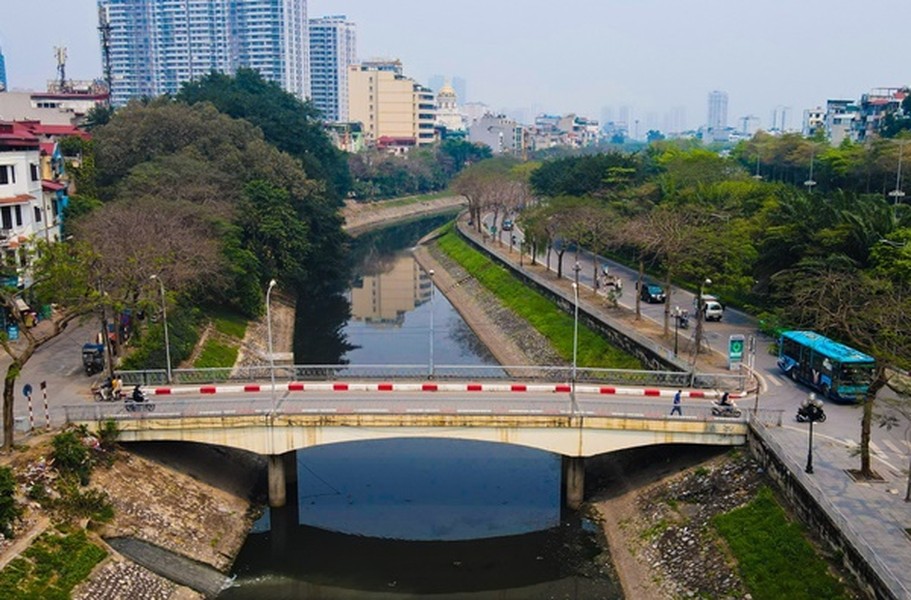 14km sông Tô Lịch đoạn chảy trong nội thành Hà Nội đen đặc nhiều năm qua. Dù đã có nhiều giải pháp cải tạo,  dòng sông này vẫn bốc mùi hôi thối hàng ngày, được ví như cống lộ thiên.