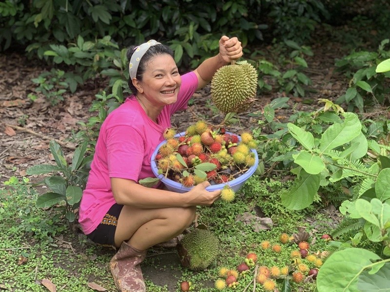 Theo Vietnamnet, từ mảnh đất bố mẹ cho,  diễn viên Kiều Trinh mua thêm, hiện tại, cô có khu vườn rộng 6.000m2.