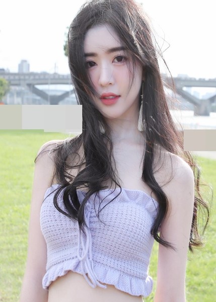 Trương Yên Kỳ là  hot girl khá nổi tiếng tại Malaysia. Hiện tại, cô nàng có đến 1,2 triệu fan trên Instagram.