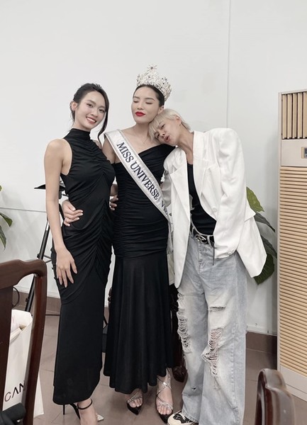 Sau chung kết Miss Universe Vietnam 2024, Hà Kino (ngoài cùng bên phải) bị soi khoảnh khắc không vỗ tay chúc mừng Nguyễn Cao Kỳ Duyên đăng quang. Nhanh chóng, Hà Kino giải thích lý do vì sao không tập trung vào Kỳ Duyên thời điểm đó. Ảnh: FB Hà Kino.