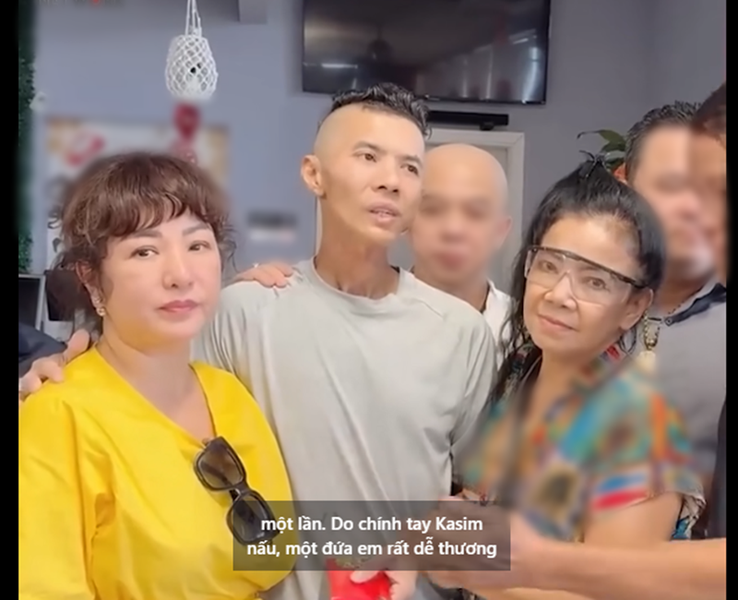 Diễn viên Thúy Nga (áo vàng) vừa chia sẻ clip đến thăm  Kasim Hoàng Vũ ở quán ăn của nam ca sĩ. Lúc vào bếp, thấy Kasim Hoàng Vũ đứng nấu ăn, Thúy Nga xúc động. Ảnh: FB Thúy Nga.