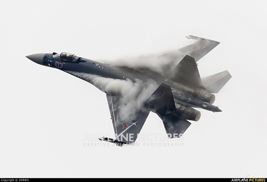 Tiêm kích đa năng Sukhoi Su-35 được xem là chiến đấu cơ tốt nhất trong  kho vũ khí Nga hiện nay. Được phát triển dựa trên Su-27 từ thời Liên Xô, tiêm kích Su-35 có trần bay cao, tốc độ nhanh và mang theo một lô vũ khí lớn, cùng hệ thống điện tử tiên tiến khiến nó là một đối thủ cực kỳ nguy hiểm đối với bất kỳ máy bay nào của Mỹ, kể cả tiêm kích tàng hình Lockheed Martin F-22 Raptor.