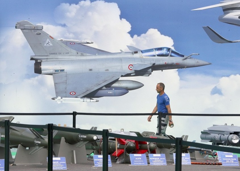 Áp phích quảng cáo chiến đấu cơ Rafale của hãng Dassault Pavilion trưng bày ở khu vực tổ chức  triển lãm hàng không Paris 2015 - một trong những sự kiện triển lãm quốc phòng lớn nhất năm.