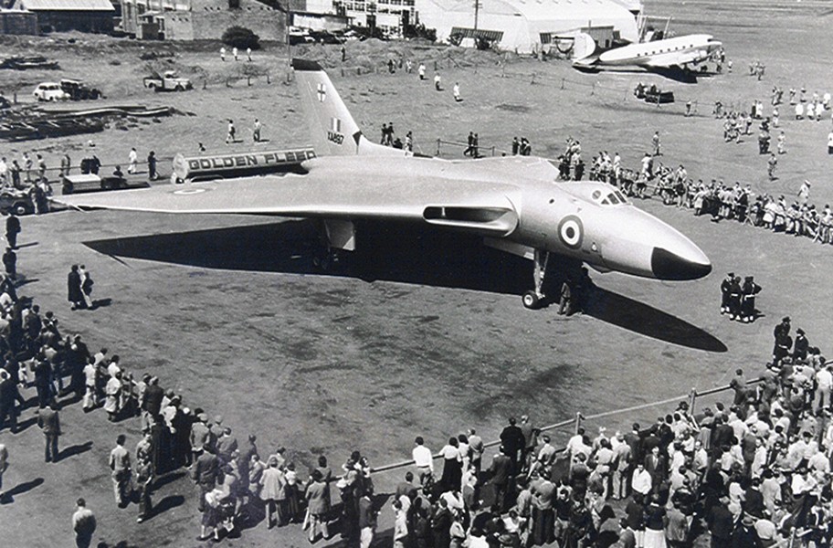 Tại triển lãm hàng không Royal International Air Tattoo (RIAT-2015)  máy bay ném bom Avro Vulcan cuối cùng (số hiệu XH588) của Không quân Hoàng gia Anh (RAF) đã thực hiện chuyến bay cuối cùng của mình đánh dấu chặn đường hơn 60 năm hoạt động của dòng máy bay ném bom chiến lược thành công nhất của RAF.