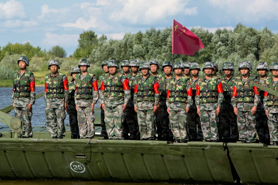 Đội công binh Quân đội Trung Quốc trong buổi lễ khai mạc khởi tranh phần thi tài lội nước và vận chuyển an toàn trên nước hôm 4/8 trong khuôn khổ Cuộc thi quân sự quốc tế Army Games 2015 đang diễn ra tại Nga.