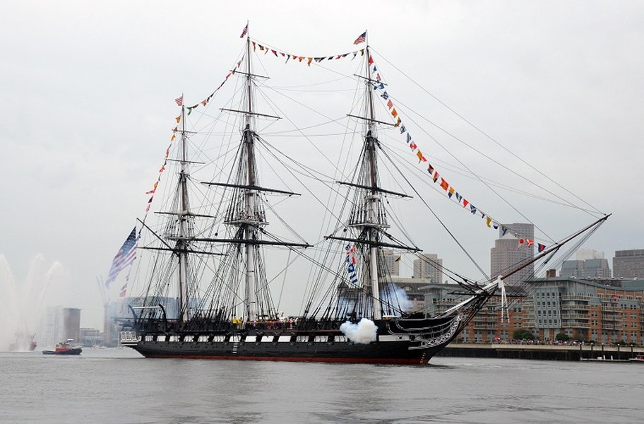 USS Constitution là tàu chiến dùng buồm duy nhất vẫn còn hoạt động của Hải quân Mỹ với lịch sử hoạt động 218 năm. Nó còn được xem như là biểu tượng cho lịch sử phát triển của Hải quân Mỹ nói chung và Quân đội Mỹ nói riêng.