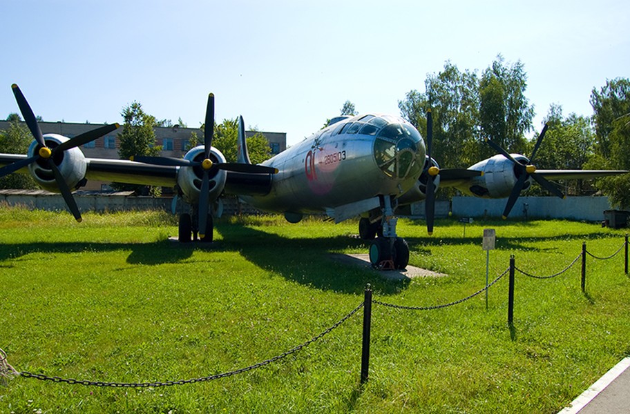 Tupolev Tu-4 có thể được xem là mẫu máy bay ném bom chiến lược đầu tiên Liên Xô trong suốt giai đoạn từ cuối năm 1940 đến giữa những năm 1960. Dù được đánh giá là khá thành công nhưng  máy bay ném bom Tu-4 lại ẩn chứa trong mình khá nhiều bí mật có liên quan đến mối quan hệ đồng mình giữa Liên Xô và Mỹ trong Chiến tranh Thế giới thứ II.