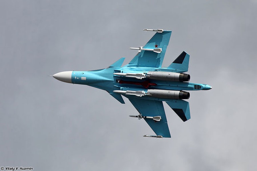 Tiêm kích bom Su-34 Fullback là một trong những  vũ khí Nga được điều động đến chiến trường Syria sớm nhất. Su-34 dội những đợt bom đầu tiên xuống các mục tiêu của Nhà nước Hồi giáo tự xưng (IS) trong tháng 9/2015. Đây là lần đầu tiên Su-34 tham chiến ở nước ngoài. Fullback nhanh chóng khẳng định sức mạnh tấn công mặt đất ghê gớm của nó.