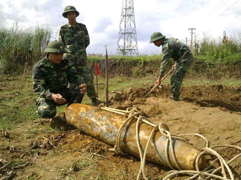 Giải phóng những bãi mìn luôn là nhiệm vụ nặng nề đối với lính công binh. Họ thường xuyên phải đối mặt với tình huống nguy hiểm đến tính mạng trong những lần xữ lý bom, mìn, vật liệu nổ. Ngoài vấn đề nguy hiểm, việc xữ lý mìn thủ công tốn nhiều thời gian và nhân lực.