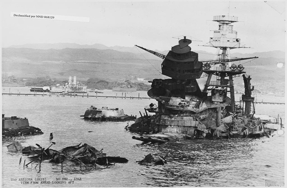 USS Arizona là một trong hai thiết giáp hạm thuộc lớp Pennsylvania được đặt theo tên bang thứ 48 của Mỹ là Arizona. Tuy nhiên số phận của USS Arizona không giống như người anh em của nó là USS Pennsylvania, khi vào ngày 07/12/1941, thiết giáp hạm này bị đánh chìm ngay tại Trân Châu Cảng bởi Hải quân Nhật Bản đồng thời đưa nước Mỹ vào Chiến tranh Thế giới thứ 2. Nguồn ảnh: War History