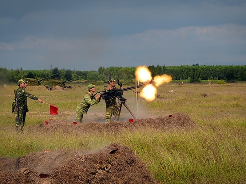  Quân chủng Phòng không-Không quân, Quân đội Nhân dân Việt Nam được hình thành từ những năm Kháng chiến chống Pháp. Trang bị ban đầu là những khẩu súng máy DShK 12,7 mm do Liên Xô chế tạo. Tuy nhiên, số súng này được Trung Quốc viện trợ. Sự có mặt của súng máy hạng nặng này đã bước đầu ngăn chặn không quân Pháp độc chiếm bầu trời. Nguồn ảnh: Báo PK-KQ