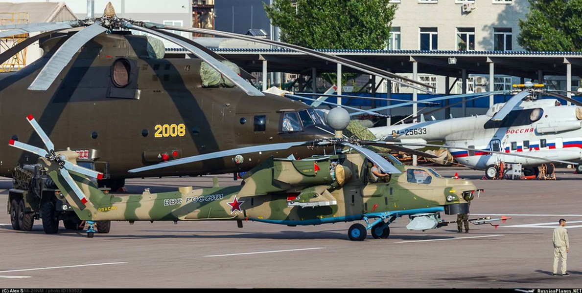 Phiên bản nâng cấp trực thăng tấn công Mi-28NM - "Night Hunter" nhờ các giải pháp kỹ thuật mới nhất đã gần như trở thành cỗ máy chiến đấu hoàn hảo, báo cáo của Tổng Giám đốc của nhà máy "Máy bay trực thăng Nga" Alexander Mikheyev cho hay. Nguồn ảnh: nevskii-bastion