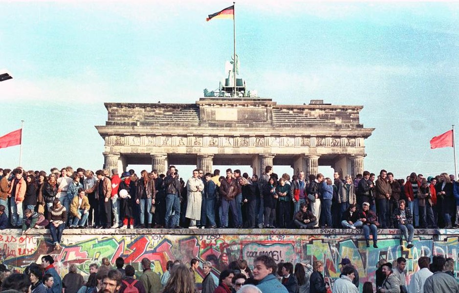 Ngày 9/11/1989,  Bức tường Berlin đã bị đập bỏ bởi chính những người dân Berlin sau 30 năm kể từ khi nó được dựng lên để chia cắt nước Đức. Nguồn ảnh: Atlantic.