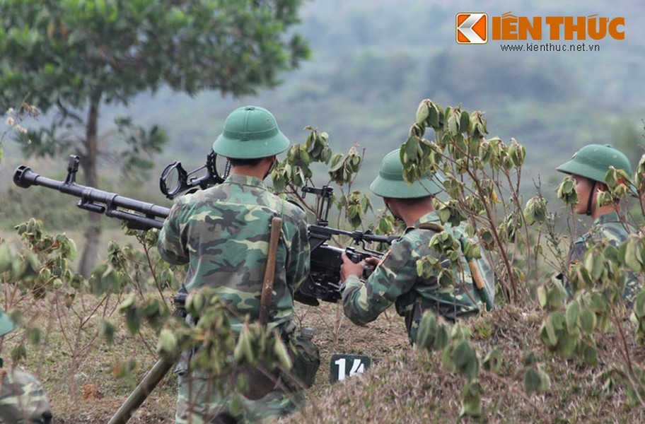 Cũng giống như các loại tiểu liên, súng trường, trong hai cuộc kháng chiến và thậm chí tới ngày nay, Quân đội Nhân dân Việt Nam sử dụng nhiều loại  súng máy hạng nhẹ - hạng nặng huyền thoại thời CTTG 2. Tất nhiên, nổi bật và chiếm số lượng nhiều nhất vẫn là các loại súng tới từ Liên Xô. Mà đi đầu là khẩu DShK 12,7mm huyền thoại trong các huyền thoại!