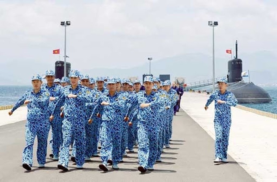 Sau một thời gian được cấp trên quan tâm tạo điều kiện cho “Tiến thẳng lên hiện đại”, đến nay, Quân chủng  Hải quân Việt Nam đã có cho mình một vốn liếng nhất định, có thể nói là một lực lượng có máu mặt trên biển tại khu vực Đông Nam Á. Ảnh: Chiến sĩ hải quân tàu ngầm Việt Nam thuộc lữ đoàn 189.