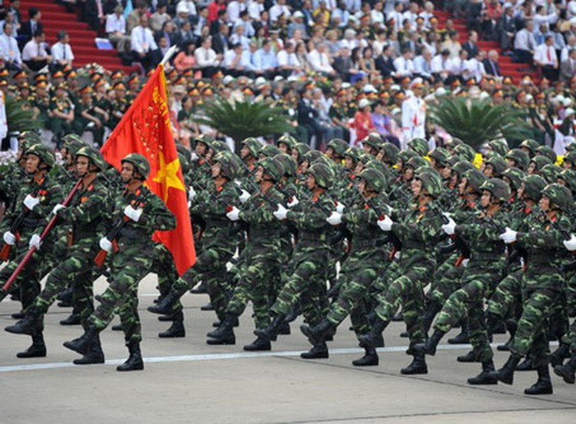  Lục quân Việt Nam được cấu thành bởi nhiều binh chủng, trong đó có một lực lượng vô cùng đặc biệt, quyết định cả sự thắng bại của một trận đánh đó là Binh chủng Pháo binh. Hôm nay, ngày 29/6/2020 kỉ niệm tròn 73 năm ngày thành lập binh chủng có biệt danh “chân đồng, vai sắt” này, chúng ta sẽ cùng tìm hiểu về những loại lựu pháo mạnh nhất góp phần tạo nên sức mạnh vô cùng đáng nể của họ. Ảnh: Khối chiến sĩ Lục quân Việt Nam trong một lễ diễu binh.