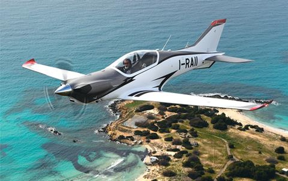 Theo tạp chí Flight Global, hãng hàng không Blackshape của Italia đang quảng bá rộng rãi đến khu vực Đông Nam Á dòng  máy bay huấn luyện sơ cấp cánh quạt hai chỗ ngồi BK-160 Gabriel-TP. Theo đó, một trong những khách hàng tiềm năng được đánh giá của dòng máy bay này là Không quân Việt Nam. Ảnh: Máy bay cánh quạt BK-160 Gabriel-TP.