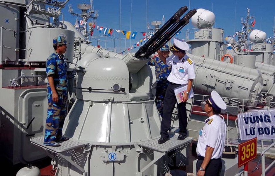 Là  hệ thống phòng thủ tầm gần (CIWS) đầu tiên được lắp đặt trên tàu chiến mặt nước của Hải quân Việt Nam, sử dụng trên các tàu do Liên Xô viện trợ trong giai đoạn từ 1970 - 1990, cho đến nay, pháo cao tốc AK-230 vẫn là một vũ khí vô cùng uy lực, hiệu quả và vẫn được tin dùng trong lực lượng ta với nhiều cải tiến nhằm nâng cao khả năng của hệ thống. Ảnh: Cán bộ chiến sĩ kiểm tra tình trạng pháo AK-230 trên tàu tên lửa 359 lớp Osa II của Vùng 3 Hải quân. 