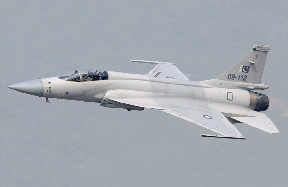  Máy bay chiến đấu FC-1 (Pakistan gọi là JF-17), là sản phẩm hợp tác giữa Trung Quốc và Pakistan; được thiết kế như một máy bay chiến đấu có chi phí thấp mà vẫn có thể đáp ứng được các yêu cầu tác chiến hiện đại. Ảnh: Máy bay FC-1 Kiêu Long - Nguồn: Wikipedia.