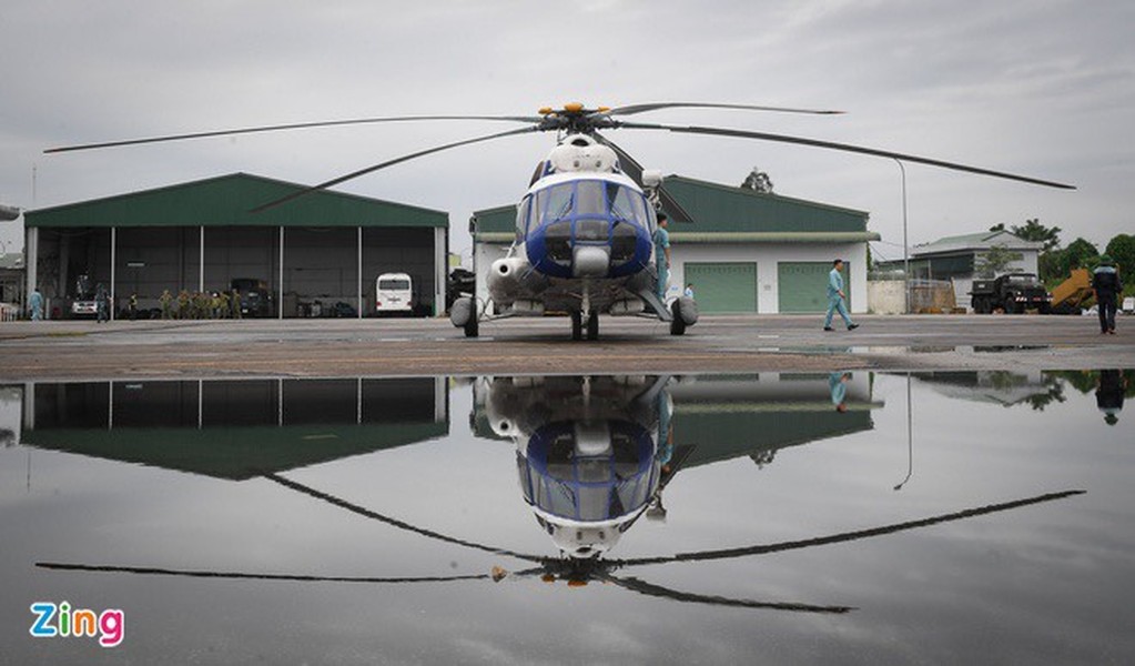 Sáng 14/10, hai chiếc trực thăng Mil Mi-1717E của Trung đoàn 930, Sư đoàn 372 thuộc Quân chủng Phòng không - Không quân đã được điều động từ sân bay Đà Nẵng ra Huế để chuẩn bị tham gia vào công tác cứu hộ các công nhân của nhà máy thủy điện  Rào Trăng 3 bị mắc kẹt từ ngày 12/10. Ảnh: Trực thăng Mi-171E tại sân bay Phú Bài - Huế.