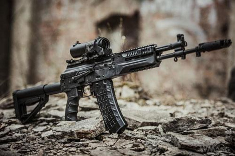  AK-12 sẽ là loại súng trường tấn công mới cho bộ binh Nga trong thế kỷ 21, và là vũ khí cho hệ thống bộ binh Nga tương lai Ratnik. Khẩu AK-12 mới được Quân đội Nga chấp nhận vào năm 2018, lô AK-12 đầu tiên sẽ được trang bị cho các đơn vị tác chiến đặc biệt và lính dù sẽ được trang bị vào cuối năm 2020. Ảnh: Súng tiểu liên AK-12 - Nguồn: Wikipedia.