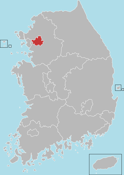 Thủ đô Seoul của Hàn Quốc có dân số gần 9,86 triệu người, chiếm khoảng 1/5 dân số của Hàn Quốc; do vị trí địa lý của Seoul chỉ cách đường giới tuyến phân chia hai miền Nam-Bắc có 60 km, nếu xung đột xảy ra, những loại pháo tầm xa của Triều Tiên ở khu vực giới tuyến hoàn toàn có thể bắn tới Thủ đô Seoul. Ảnh: Thủ đô Seoul trên bản đồ Hàn Quốc - Nguồn: Wikipedia.