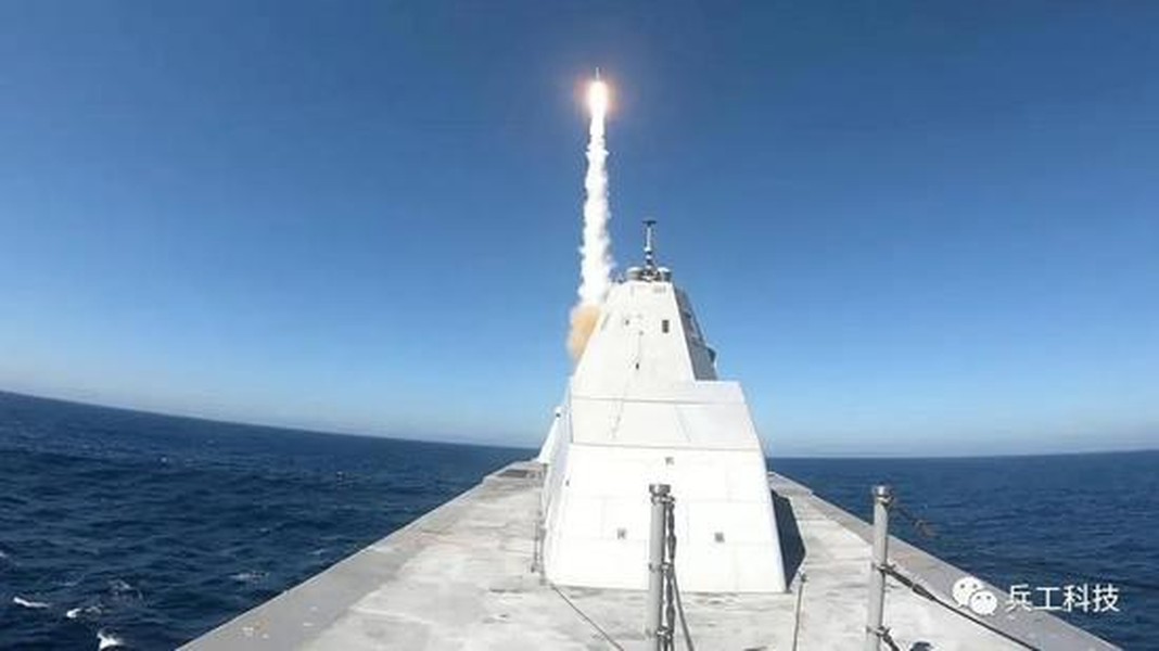 Một tên lửa phòng không Standard-2 Block IIIAZ đã được phóng từ  khu trục hạm USS Zumwalt (DDG1000). Đây là vụ phóng thử tên lửa đầu tiên của tàu, sau gần 4 năm đưa vào biên chế. Một số phương tiện truyền thông cho rằng, đợt bắn thử này đánh dấu con tàu đã bắt đầu phát huy hiệu quả chiến đấu; nhưng trên thực tế, vẫn còn quá sớm để con tàu có thể trực chiến - Nguồn ảnh: Sina