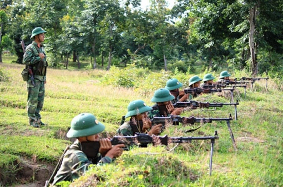 Bước vào thời đại mới, khoa học công nghệ phát triển dẫn đến sự ra đời của nhiều loại vũ khí tác chiến công nghệ cao tinh vi hơn, đòi hỏi bất cứ quân đội nào trên thế giới cũng phải hiện đại hóa mình để bắt kịp với xu thế. Quân đội ta cũng không ngoại lệ khi trong suốt thời gian qua đã có nhiều đầu tư mua sắm trang thiết bị mới, tự chủ nghiên cứu chế tạo nhiều phương tiện có sức chiến đấu tốt, giúp cho tổ quốc không bị động, bất ngờ. Ảnh: Bộ binh Việt Nam huấn luyện bắn trung liên RPD.