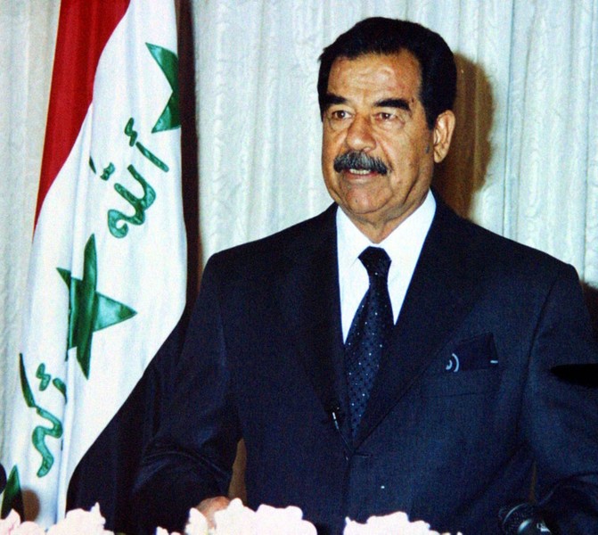 Tổng thống Iraq Saddam Hussein một thời được cả thế giới biết đến, ông được cho là người hùng của Trung Đông. Khi nắm quyền, ông phát triển mạnh việc khai thác dầu mỏ, đưa Iraq là quốc gia quan trọng trong bản đồ năng lượng thế giới và nâng cao vị thế của Iraq trên trường quốc tế.