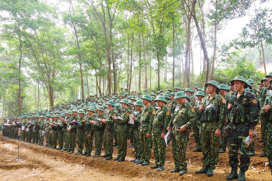 Sáng 23/11 vừa qua tại Học viện Biên phòng, Bộ tư lệnh Bộ đội biên phòng kết hợp với học viện đã khai mạc lớp tập huấn kỹ thuật chiến đấu bộ binh và chiến thuật Biên phòng cho hơn 250 cán bộ chiến sĩ đến từ nhiều đơn vị nhằm nâng cao khả năng tác chiến, từ đó các cán bộ sẽ về triển khai huấn luyện tại đơn vị, sát với thực tế và yêu cầu nhiệm vụ mới. Ảnh: Cán bộ Biên phòng trong buổi tập huấn hôm 23/11 - Nguồn: QĐND.