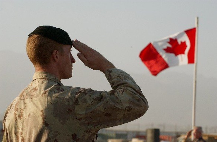 Quân đoàn  bộ binh Hoàng gia Canada, gồm ba trung đoàn lực lượng chính quy. Các trung đoàn mang ý nghĩa biểu tượng hơn là các đơn vị chiến thuật, bởi vì tên các trung đoàn gắn liền với những chiến công lịch sử của Canada, từng tham chiến trong các cuộc chiến tranh thế giới.