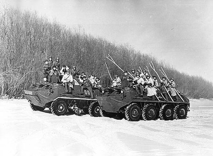 Năm 1964,  căng thẳng biên giới Nga - Trung gia tăng, lực lượng quân sự hai nước bắt đầu được tăng cường ở khu vực tranh chấp.