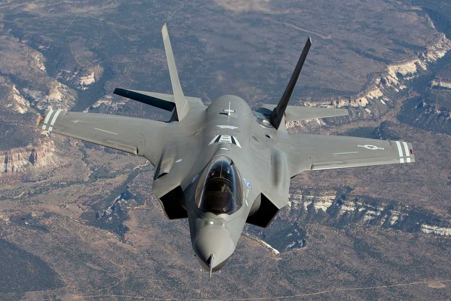  Tiêm kích F-35 do hãng Lockheed Martin của Mỹ chế tạo, là một trong những máy bay chiến đấu tàng hình hiện đại nhất thế giới. Đây là chiến đấu cơ sẽ thay thế các loại máy bay chiến đấu thế hệ 4 như F-16 và F-15.