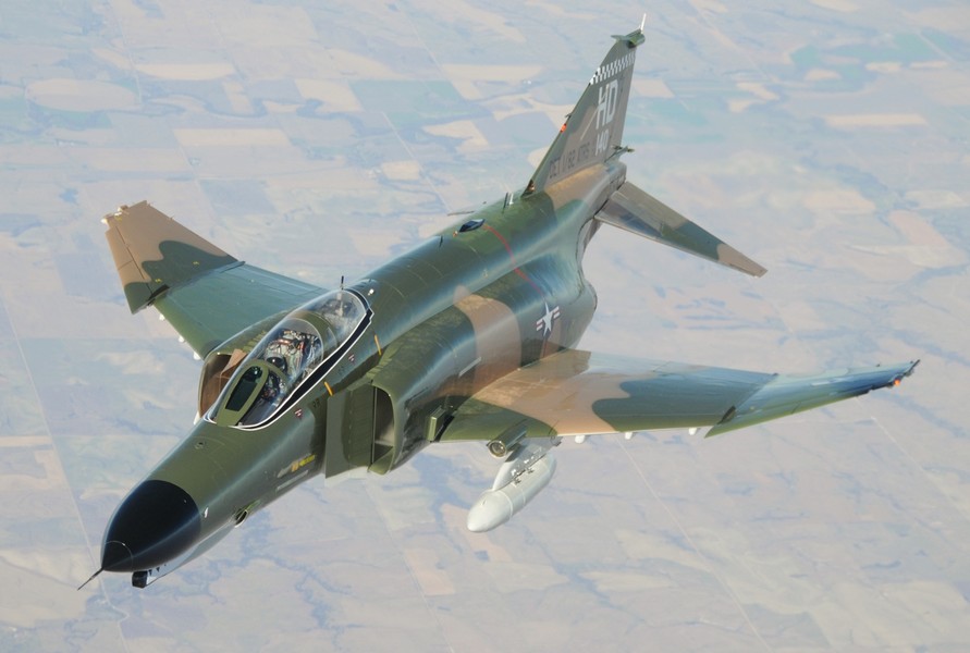 Khi mới thành lập, Không quân Singapore rất quan tâm đến  tiêm kích F-4E Phantom của hãng McDonnell (Mỹ). Đây là loại máy bay chiến đấu chiếm ưu thế trên không hạng nặng hai động cơ; tính đến giữa những năm 1970, F-4E là loại máy bay chiến đấu hàng đầu của phương Tây, được sử dụng rộng rãi trên thế giới.