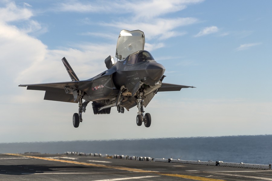  Tiêm kích F-35B là một trong ba phiên bản của F-35 Lightning II do hãng Lockheed Martin của Mỹ phát triển. Nếu F-35A là phiên bản hoạt động bình thường, giành cho không quân; F-35C là phiên bản chuyên hoạt động trên tàu sân bay, giành cho không quân hải quân; thì F-35B là phiên bản đặc biệt, giành cho lực lượng Thủy quân lục chiến Mỹ.