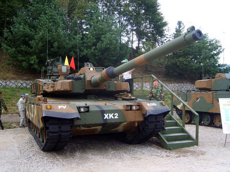  Xe tăng chiến đấu chủ lực (MBT) K2 Black Panther là loại xe tăng hoàn toàn mới, được phát triển và sản xuất tại Hàn Quốc. K2 được đưa vào sản xuất năm 2009 và theo kế hoạch ban đầu có khoảng 680 chiếc K2 được lên kế hoạch chế tạo cho quân đội Hàn Quốc, nhưng hiện tại số lượng đã giảm xuống còn 390 chiếc.