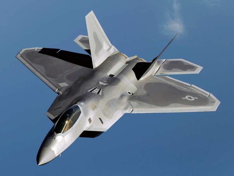 F-22 Raptor được bắt đầu phát triển từ cuối những năm 1970, như một  máy bay chiến đấu, giành ưu thế trên không chuyên dụng, cho Không quân Mỹ; nhằm đáp trả lại Liên Xô với máy bay đánh chặn hạng nặng MiG-31 Foxhound và Su-27 Flanker, khi đó bắt đầu thực hiện các chuyến bay đầu tiên, lần lượt vào năm 1975 và 1977.