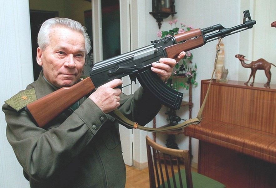 Mikhail Kalashnikov đã thay đổi thế giới, khi ông sáng chế ra  tiểu liên AK-47; mọi người đều biết về AK-47, khẩu súng này xuất hiện lần đầu vào năm 1947 và rất nhanh chóng trở thành vũ khí bộ binh chủ lực của Quân đội Liên Xô. Súng sử dụng đạn cỡ 7,62×39 mm. AK-47 đã nhanh chóng có mặt trong nhiều cuộc xung đột trên toàn thế giới.