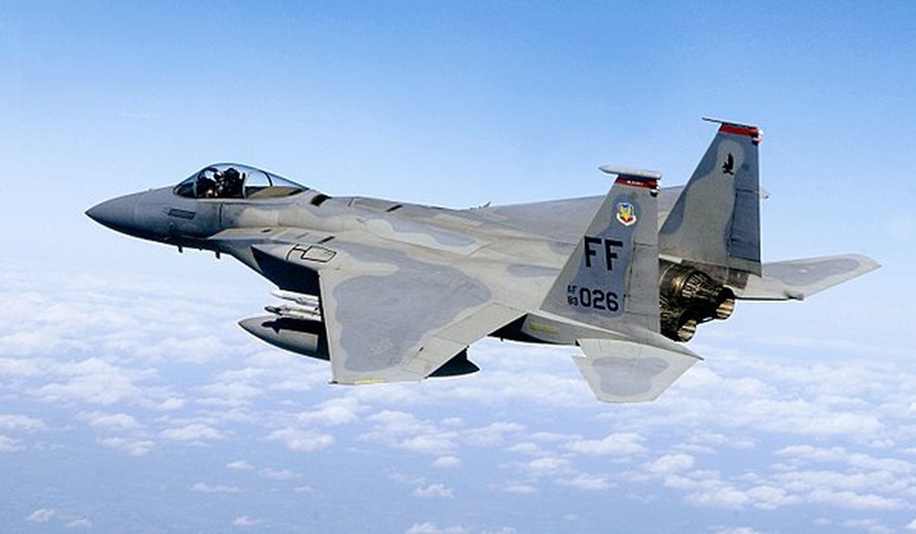  McDonnell Douglas F-15 Eagle, tiêm kích hai động cơ, hoạt động trong mọi điều kiện thời tiết, đã được chứng minh là một chiến đấu cơ chiến thuật bất khả chiến bại. Với hơn 100 chiến thắng trên không và không có thất bại nào trong các cuộc đối đầu, F-15 là biểu tượng của độ tin cậy và sức mạnh. Thậm chí, trong một sự cố hy hữu, F-15 đã có thể trở về căn cứ chỉ với một phần nhỏ cánh còn lại.