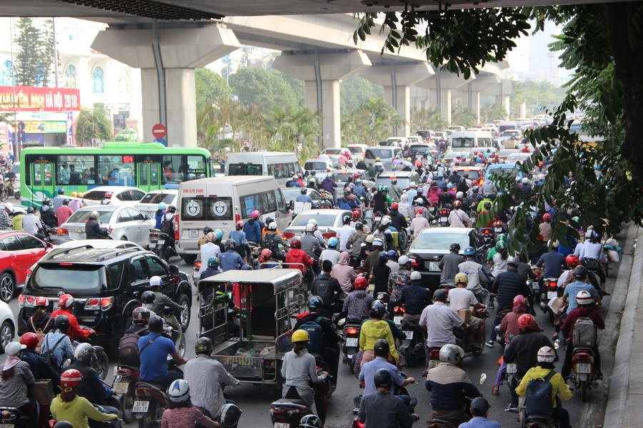 Ông Phạm Hoài Chung, Giám đốc Trung tâm giao thông đô thị và nông thôn (Viện Chiến lược và phát triển Giao thông Vận tải) cho biết, một số nghiên cứu cho thấy thiệt hại do tắc đường ở Hà Nội dao động từ 1-1,2 tỷ USD/năm.