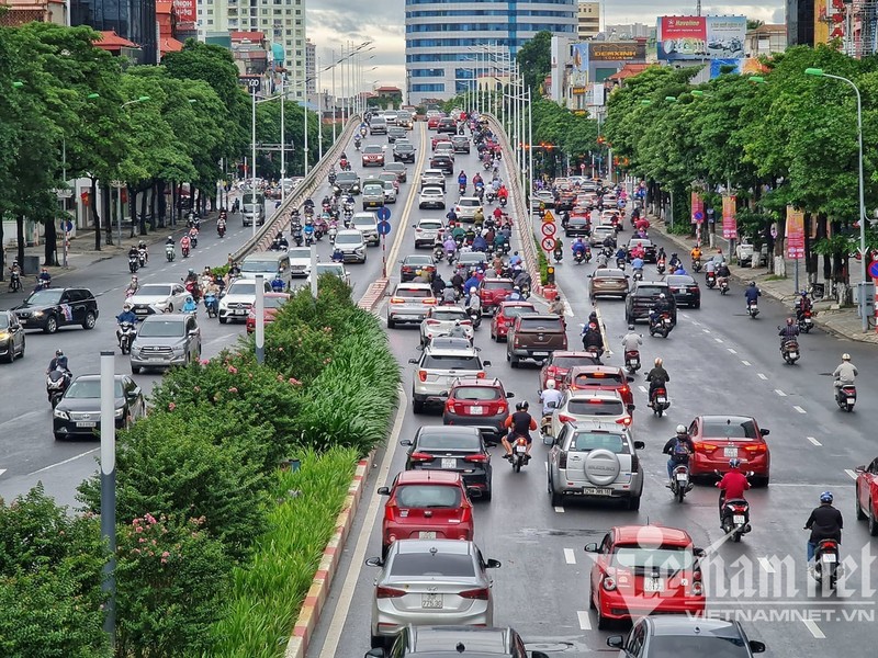 Từ 6h sáng nay (14/10), các cơ quan, công sở, tổ chức doanh nghiệp trở lại hoạt động bình thường. Xe buýt, taxi, cửa hàng ăn uống, khách sạn lưu trú... được hoạt động trở lại và phải đảm bảo các biện pháp phòng chống dịch bệnh. Đường Trần Duy Hưng hướng đi Nguyễn Chí Thanh đông đúc phương tiện